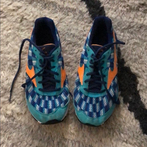 Like new mizuno running shoes sz 8.5 - Picture 2 of 3